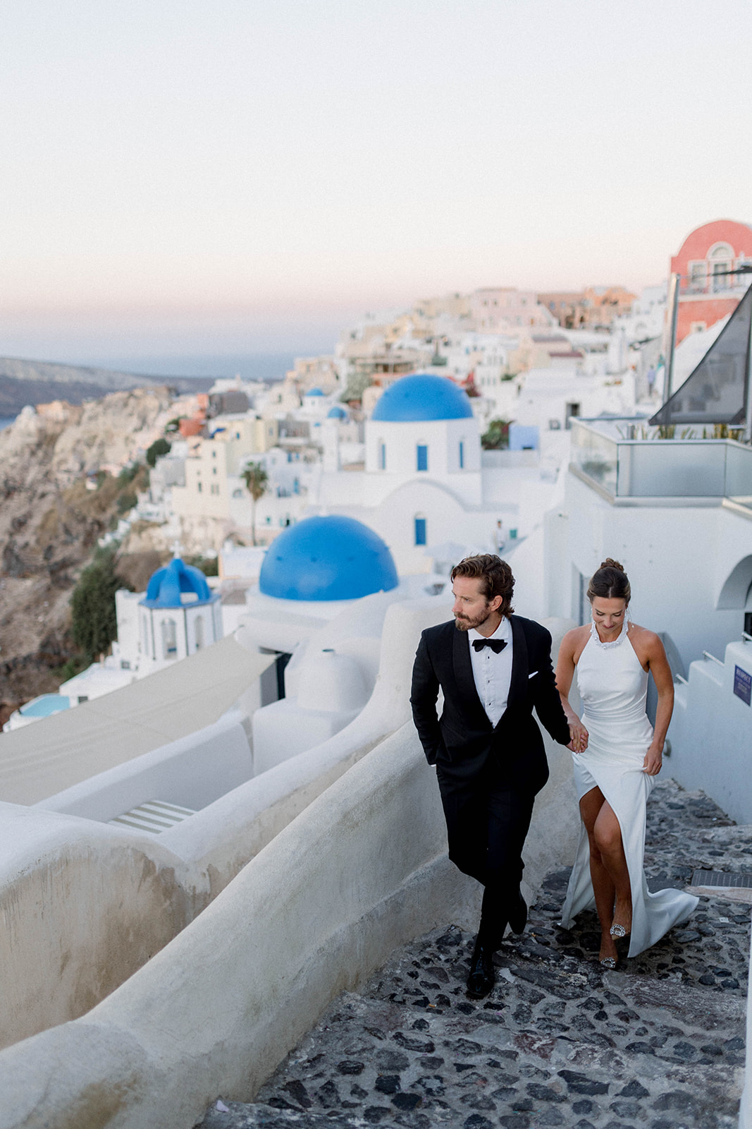 oia santorini wedding sunrise photos bride and groom